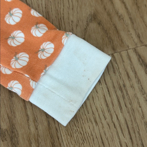 Lila & Hayes 12-18 months Parker Zipper Sleeper in Fall Pumpkins - Picture 3 of 5